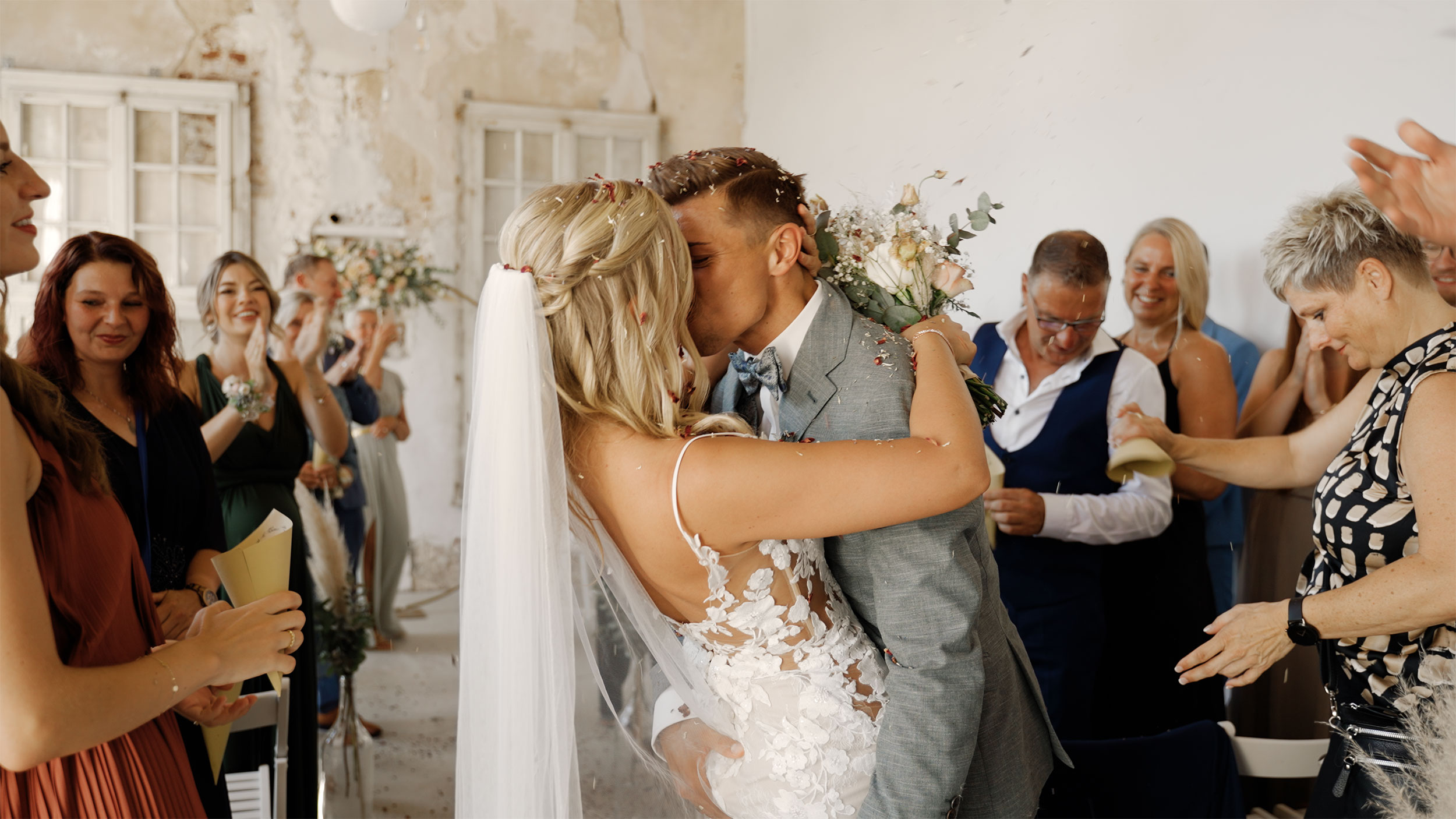 Auszug Brautpaar bei Hochzeitsfilm in Düsseldorf